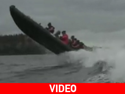 Άλματα με φουσκωτό σκάφος στα κύματα Άλματα με φουσκωτό σκάφος στα κύματα