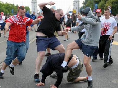 Η UEFA καταδίκασε τα επεισόδια στη Βαρσοβία