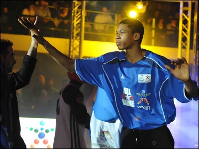 Πρεμιέρα με το δεξί με Αντετοκούνμπο Πρεμιέρα με το δεξί με Αντετοκούνμπο