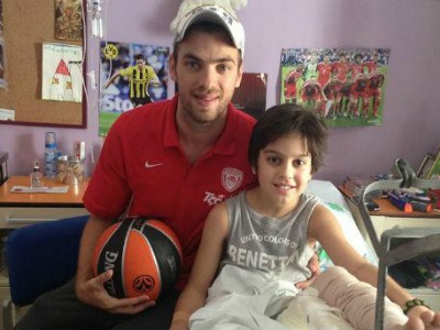 Στο πλευρό ενός μικρού φίλου ο Μάντζαρης