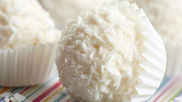 Νόστιμα μίνι τρουφάκια με γεύση καρύδας