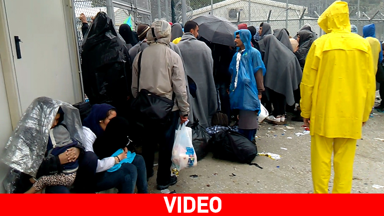 Μυτιλήνη: Μετανάστες έμαθαν να… χορεύουν στη βροχή!