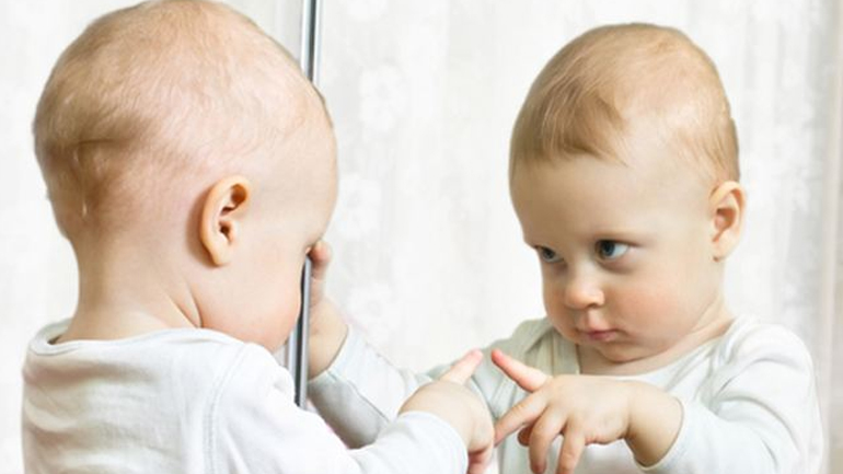 Όταν τα μωρά βλέπουν τον εαυτό τους στον καθρέφτη