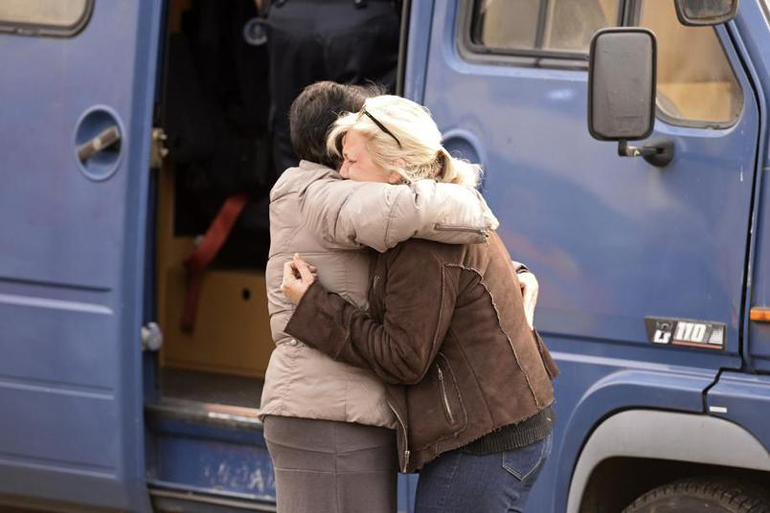 Συντετριμμένοι συγγενείς των θυμάτων φτάνουν στην περιοχή 