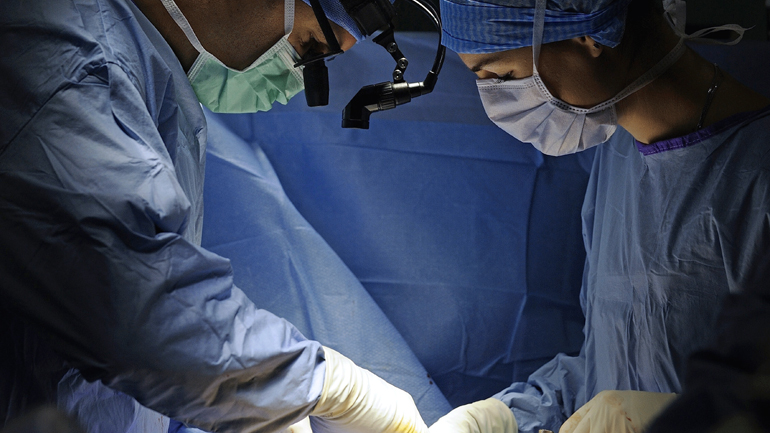 Ο άνδρας που υποβλήθηκε στην πρώτη επιτυχημένη μεταμόσχευση πέους, περιμένει παιδί Ο άνδρας που υποβλήθηκε στην πρώτη επιτυχημένη μεταμόσχευση πέους, περιμένει παιδί