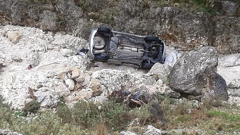 Ρέθυμνο: Νεκρός 25χρονος οδηγός μετά από «βουτιά θανάτου» Ρέθυμνο: Νεκρός 25χρονος οδηγός μετά από «βουτιά θανάτου»