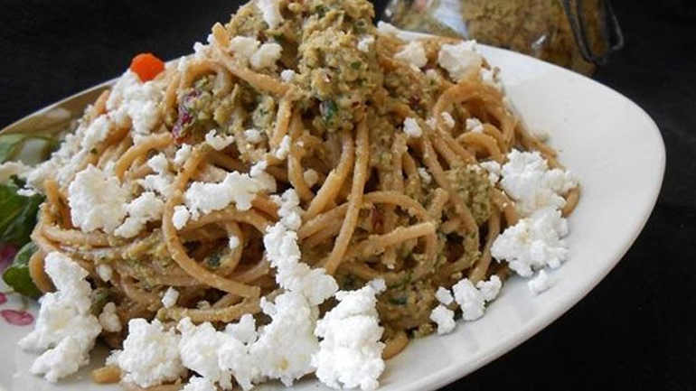 Χορταστικό πιάτο: Σπαγγέτι με πέστο ελιάς και ανθότυρο Χορταστικό πιάτο: Σπαγγέτι με πέστο ελιάς και ανθότυρο