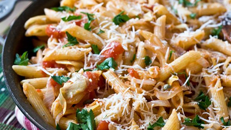 Πέννες με καπνιστή πανσέτα και αγκινάρες