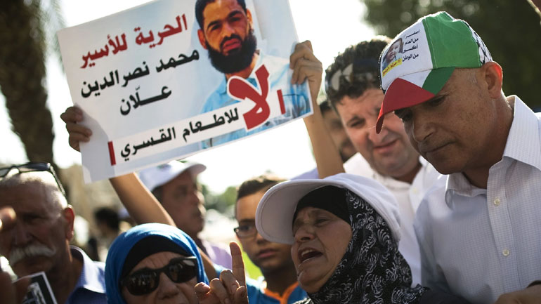 Ισραήλ: Διαδηλώσεις υπέρ Παλαιστίνιου απεργού πείνας που έπεσε σε κώμα Ισραήλ: Διαδηλώσεις υπέρ Παλαιστίνιου απεργού πείνας που έπεσε σε κώμα