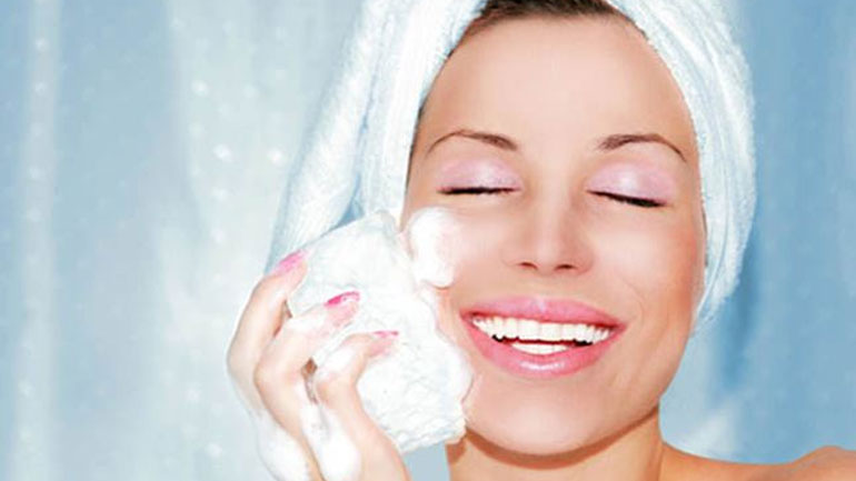 Σπιτικό ντεμακιγιάζ με μόνο δύο υλικά