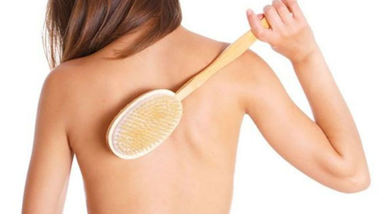 Ανακαλύψτε τα πολλαπλά οφέλη του στεγνού βουρτσίσματος