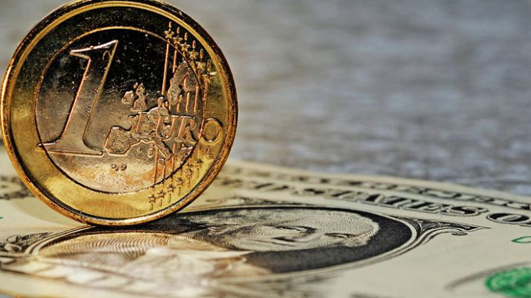 Διορθωτικά κινείται το ευρώ έναντι του δολαρίου Διορθωτικά κινείται το ευρώ έναντι του δολαρίου