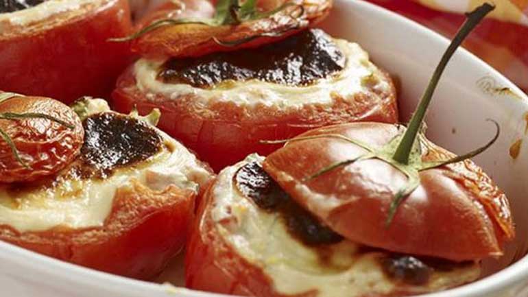 Τομάτες με πλούσια γέμιση και μπεσαμέλ Τομάτες με πλούσια γέμιση και μπεσαμέλ