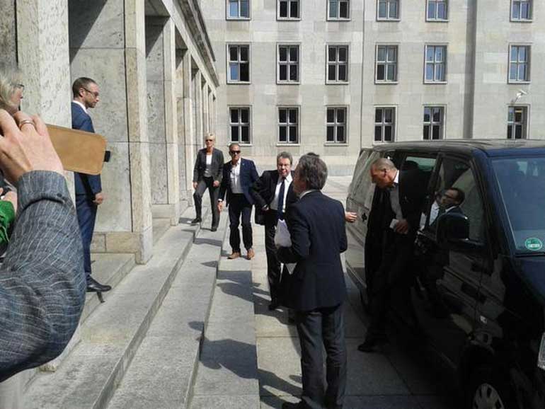 Ο υπουργός Οικονομικών Γιάνης Βαρουφάκης κατά την είσοδό του