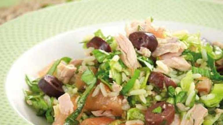 Ρυζοσαλάτα με ελιές και τόνο Ρυζοσαλάτα με ελιές και τόνο