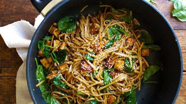 Noodles με λαχανικά και σόγια σως Noodles με λαχανικά και σόγια σως