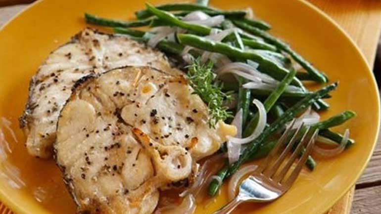 Φέτες ψαριού με αμπελοφάσουλα και σάλτσα από πιπεριές Φλωρίνης