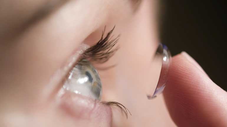 Η καθημερινή χρήση φακών επαφής αυξάνει τον κίνδυνο για μολύνσεις των ματιών Η καθημερινή χρήση φακών επαφής αυξάνει τον κίνδυνο για μολύνσεις των ματιών