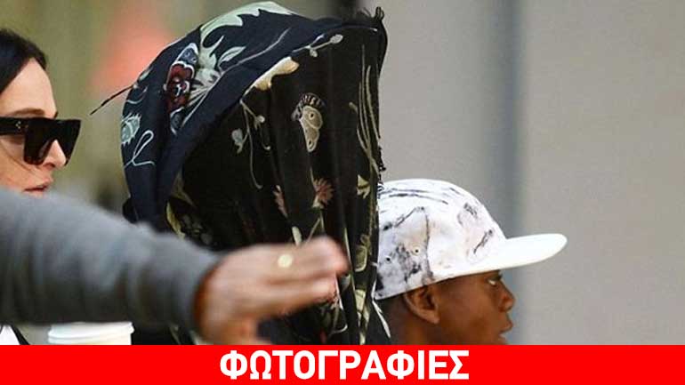 Madonna: Κρύβει κάτω από τη μαντίλα το γερασμένο πρόσωπό της! Madonna: Κρύβει κάτω από τη μαντίλα το γερασμένο πρόσωπό της!