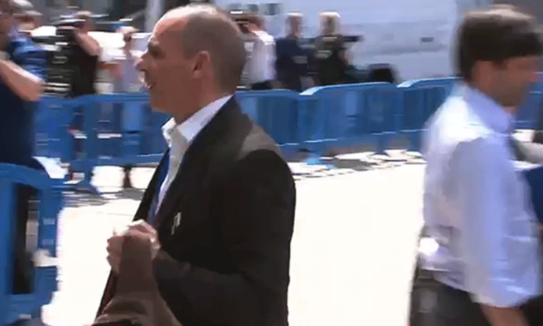 Με σακάκι, σακίδιο πλάτης και ένα μονόφυλλο ανά χείρας ο υπουργός Οικονομικών της Ελλάδας