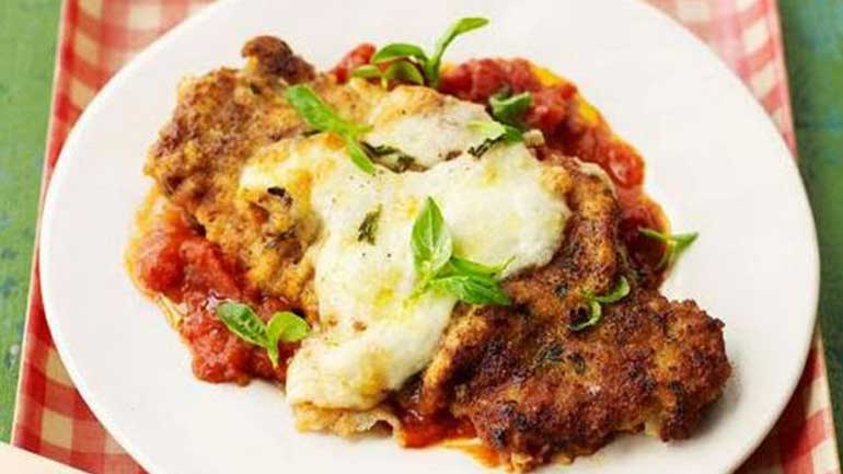 Σνίτσελ με παρμεζάνα σε σάλτσα ντομάτας