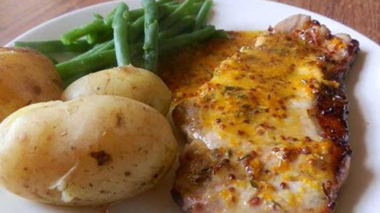 Xοιρινές μπριζόλες με μέλι και πορτοκάλι στο φούρνο