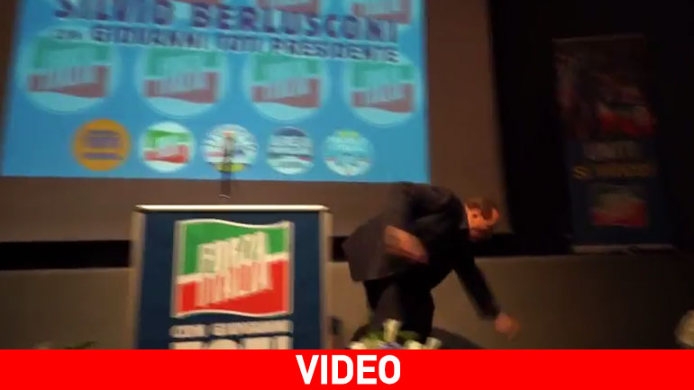 Απίστευτη τούμπα Μπερλουσκόνι μπροστά στις κάμερες Απίστευτη τούμπα Μπερλουσκόνι μπροστά στις κάμερες