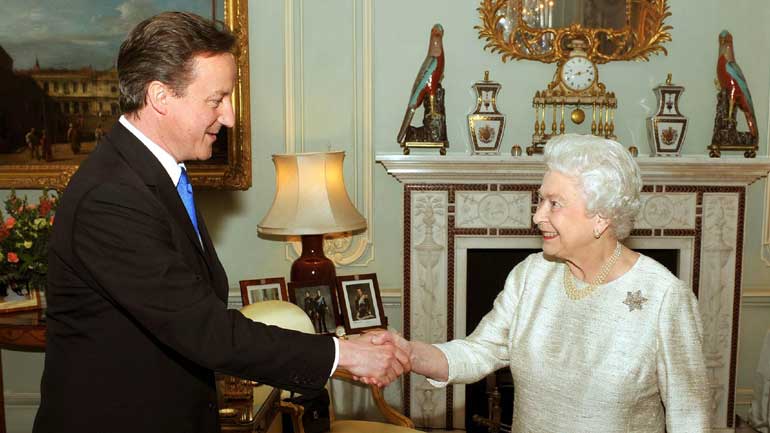 Το μεσημέρι η συνάντηση Κάμερον – βασίλισσας Ελισάβετ για εντολή σχηματισμού κυβέρνησης Το μεσημέρι η συνάντηση Κάμερον – βασίλισσας Ελισάβετ για εντολή σχηματισμού κυβέρνησης