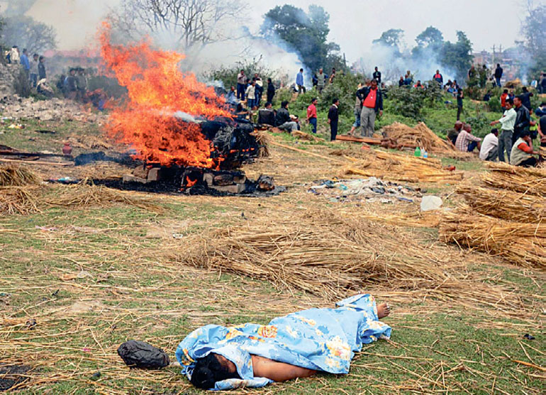 Καίνε τους νεκρούς στο Νεπάλ