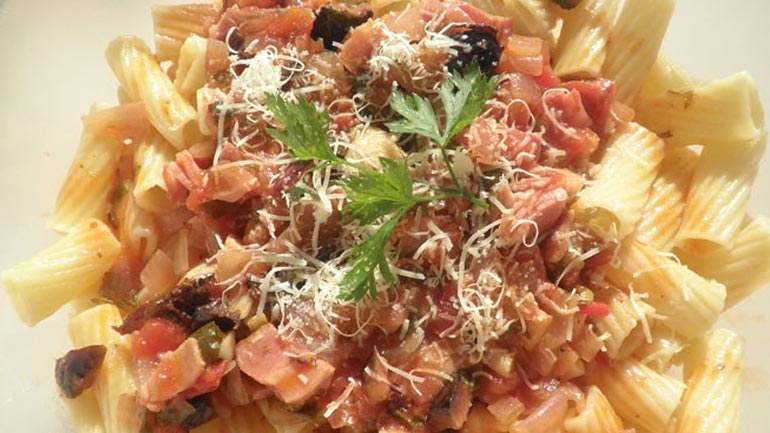 Ριγκατόνι με χωριάτικη σάλτσα Ριγκατόνι με χωριάτικη σάλτσα