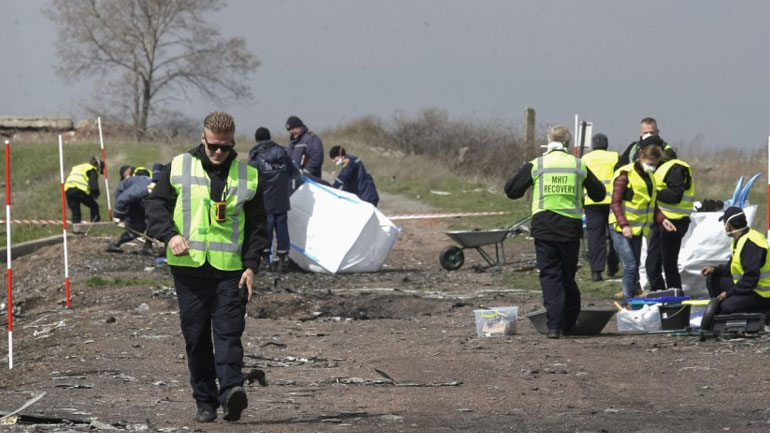 Παραμένει το μυστήριο «ποιος κατέρριψε το μαλαισιανό επιβατικό στην ανατολική Ουκρανία» Παραμένει το μυστήριο «ποιος κατέρριψε το μαλαισιανό επιβατικό στην ανατολική Ουκρανία»