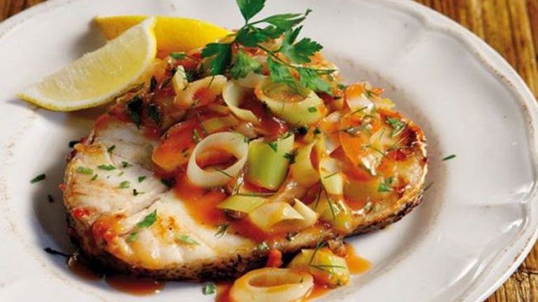 Συναγρίδα με αγγουράκια τουρσί Συναγρίδα με αγγουράκια τουρσί