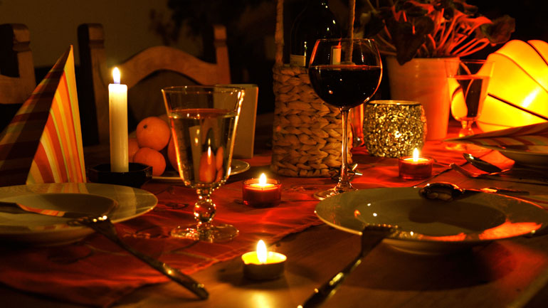 To δείπνo με κεριά κάνει καλό στην καρδιά