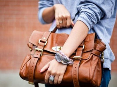 Έρευνα: Τι μπορούμε να πάθουμε όταν το βάρος της τσάντας μας είναι παραπάνω από το κανονικό