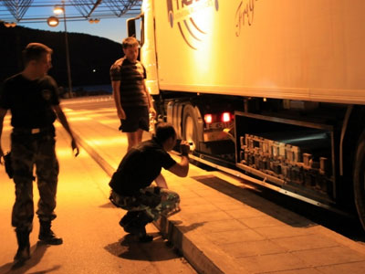 Έδεσσα: Σε ειδική κρύπτη οχήματος βρέθηκαν 14 μετανάστες Έδεσσα: Σε ειδική κρύπτη οχήματος βρέθηκαν 14 μετανάστες