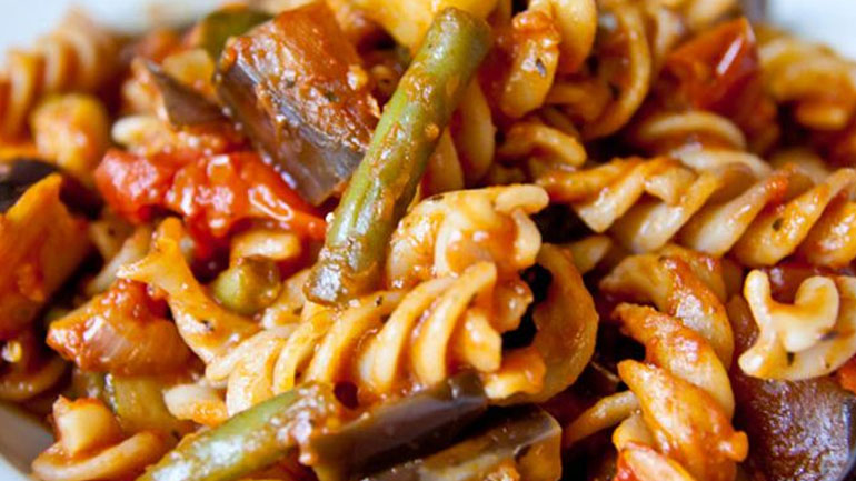 Χρώμα και γεύση σε ένα πιάτο: Ζυμαρικά με ποικιλία λαχανικών Χρώμα και γεύση σε ένα πιάτο: Ζυμαρικά με ποικιλία λαχανικών