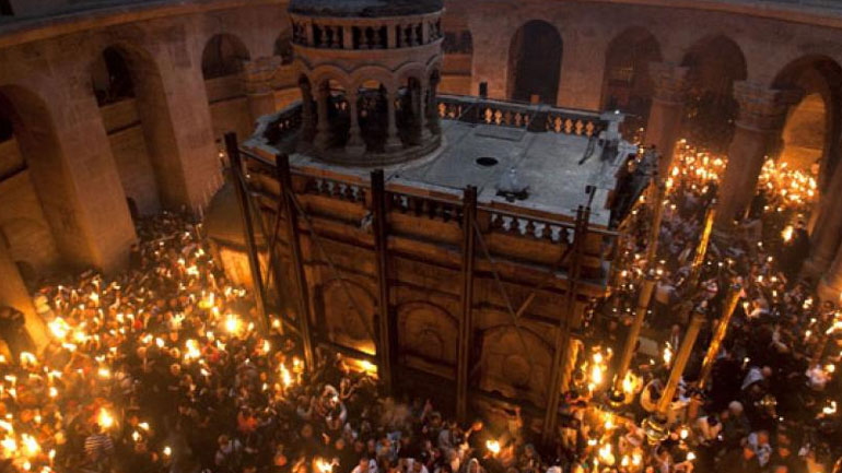 Στα Ιεροσόλυμα η ελληνική αντιπροσωπεία για να παραλάβει το Άγιο Φως Στα Ιεροσόλυμα η ελληνική αντιπροσωπεία για να παραλάβει το Άγιο Φως