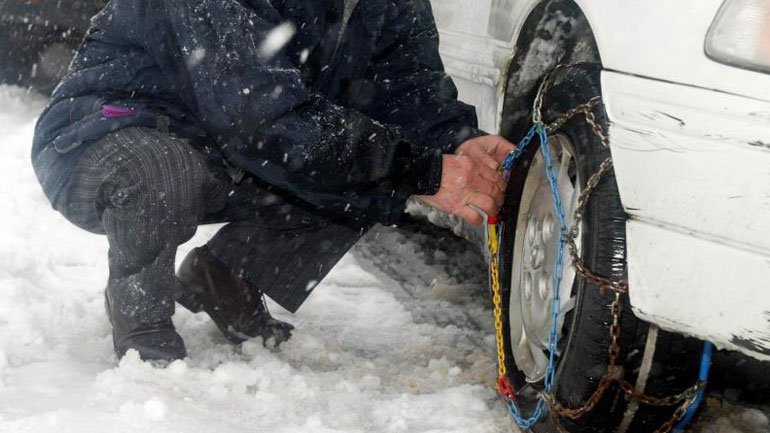 Με αντιολισθητικές αλυσίδες η κίνηση στην Πάρνηθα Με αντιολισθητικές αλυσίδες η κίνηση στην Πάρνηθα