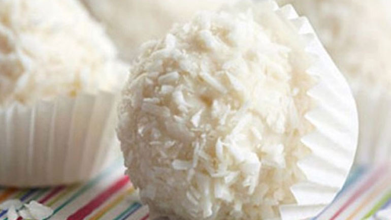 Νόστιμα μίνι τρουφάκια με γεύση καρύδας Νόστιμα μίνι τρουφάκια με γεύση καρύδας