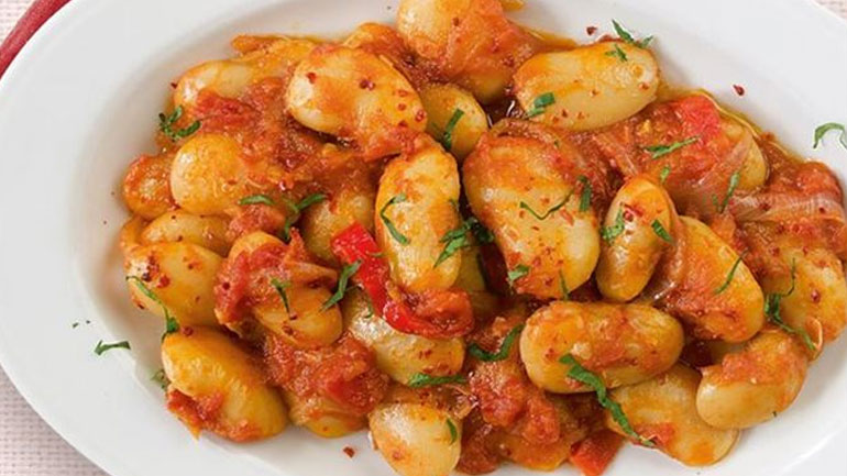 Νόστιμοι γίγαντες στην κατσαρόλα με φρέσκια ντομάτα και κάππαρη