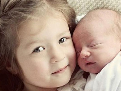 Το μεγάλο παιδί της οικογένειας ζηλεύει το αδερφάκι του; Το μεγάλο παιδί της οικογένειας ζηλεύει το αδερφάκι του;