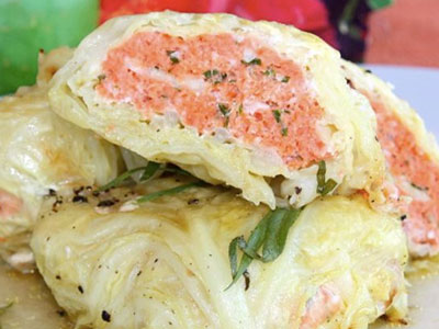 Σολομός κρυμμένος σε φωλιές λάχανου