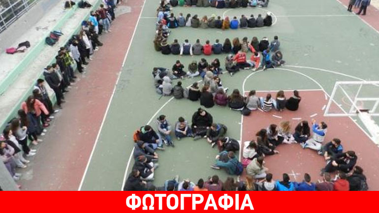 Ραφήνα: Έγραψαν «Βαγγέλης» με τα σώματά τους Ραφήνα: Έγραψαν «Βαγγέλης» με τα σώματά τους