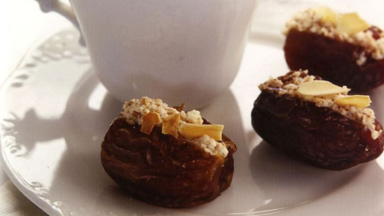 Πρωτότυπο και πολύ γευστικό σνακ: Χουρμάδες γεμιστοί με αμύγδαλα Πρωτότυπο και πολύ γευστικό σνακ: Χουρμάδες γεμιστοί με αμύγδαλα