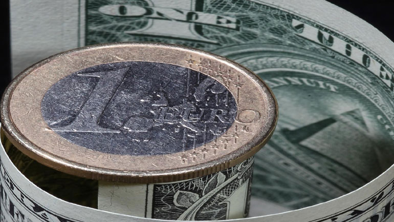 Υποχωρεί το ευρώ έναντι του δολαρίου Υποχωρεί το ευρώ έναντι του δολαρίου