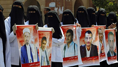 Φοιτήτριες του Πανεπιστημίου κρατούν φωτογραφίες των θυμάτων της πρόσφατης επίθεσης αυτοκτονίας σε τζαμί της Σανάα κατά την διάρκεια διαδήλωσης εναντίον της τρομοκρατίας στις 22 Μαρτίου