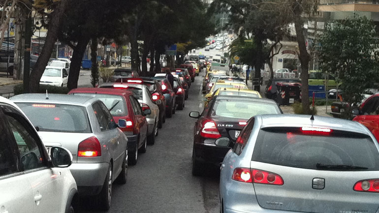 Κυκλοφορικό κομφούζιο στη Μεσογείων μετά από καραμπόλα στην Κατεχάκη