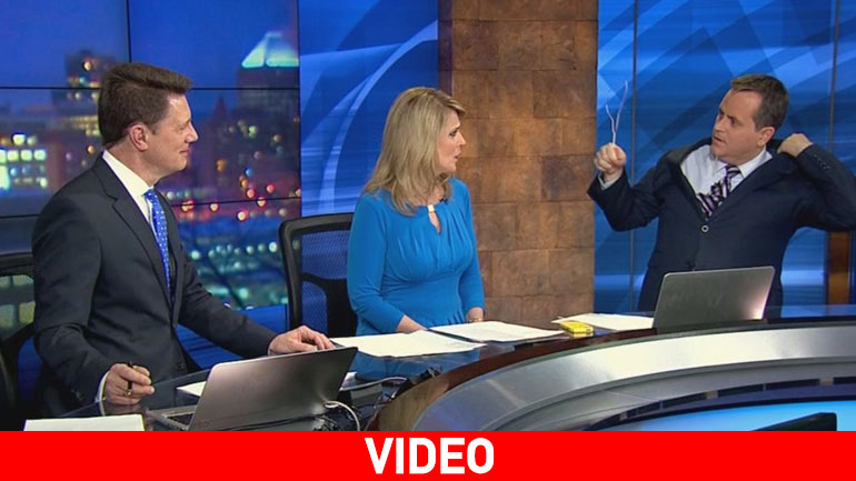 Παρουσιαστής-μετεωρολόγος φορούσε το σακάκι του μαζί με την κρεμάστρα