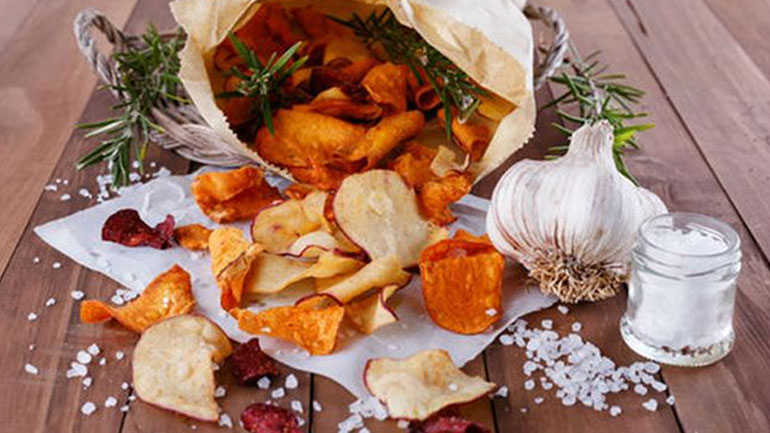 Ένα σνακ διαφορετικό από τα συνηθισμένα: Τσιπς γλυκοπατάτας στο φούρνο