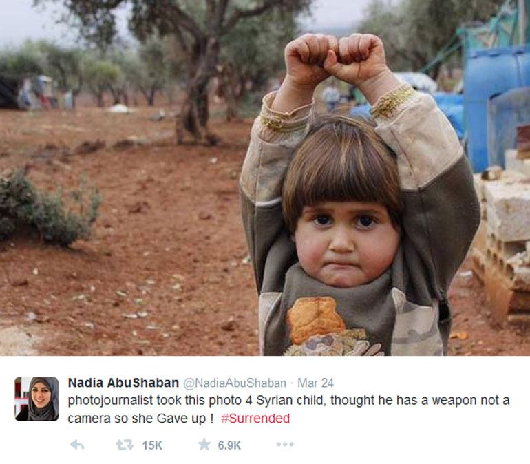 Η εικόνα που κάνει το γύρο του διαδικτύου με το hashtag #Surrended, ενώ απασχολεί τα μεγαλύτερα δημοσιογραφικά δίκτυα έχει ήδη τρεις μήνες ζωής. Είχε γνωρίσει αρκετή επιτυχία στα τουρκικά μέσα κοινωνικής δικτύωσης, όταν την ανέβασε στο λογαριασμό της στο Twitter η Παλαιστίνια φωτογράφος Nadia AbuShaban